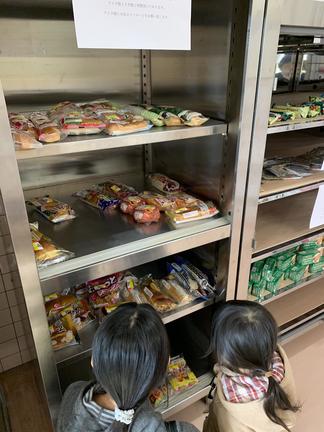 24時間稼働するフードバンク「コミュニティフリッジ出雲」を利用する親子＝出雲市大社町入南