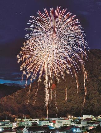 ええなぁまつりかわもとで打ち上げられた花火＝島根県川本町川本