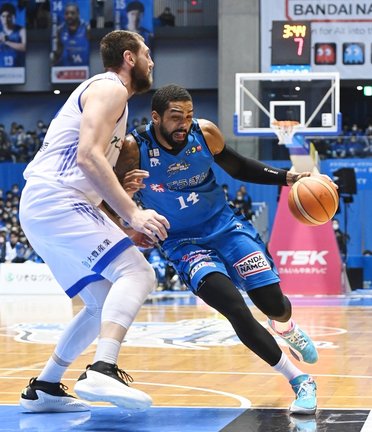 【第２８戦・島根ーＦＥ名古屋】第４クオーター、島根のジェームズ・マイケル・マカドゥ（右）が厳しいマークを受けながらドリブルで攻め込む＝松江市総合体育館