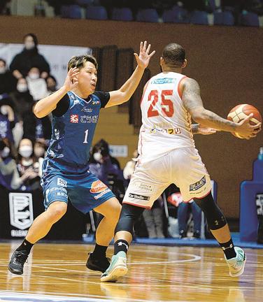 【第３４戦・島根ー大阪】第４クオーター、大阪のディージェイ・ニュービル（右）に厳しい守備で対応する島根の後藤翔平＝松江市総合体育館