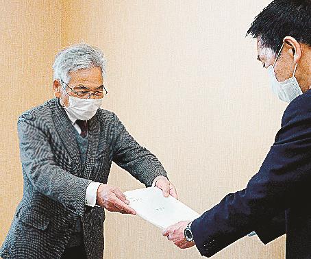 石橋良治町長（右）に要望書を手渡す日高弘之理事長