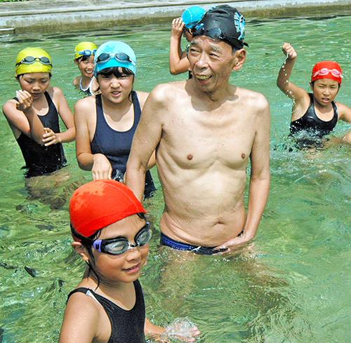 温泉津町の子どもたちに水泳を指導する岡部幸明＝２００８年７月２日、大田市温泉津町湯里