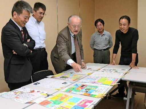 入賞作品を選ぶ審査員