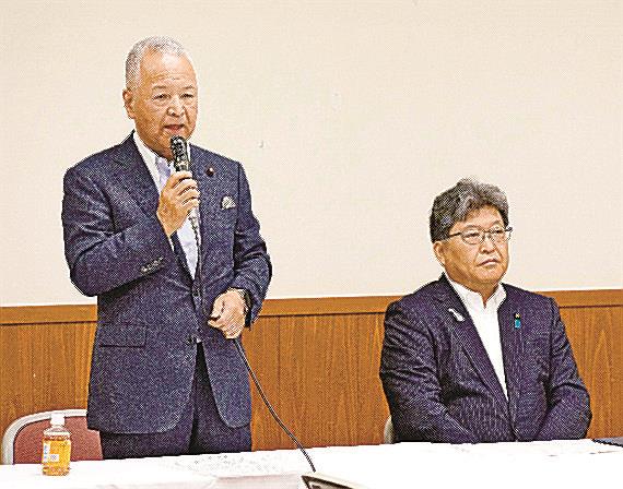 政府が保有するＮＴＴ株売却の可否を検討する自民党のプロジェクトチームの役員会初会合で、あいさつする座長の甘利前幹事長（左）。右は萩生田政調会長＝22日、東京