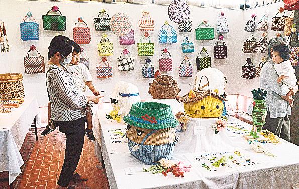 来場を引きつける母娘３人作品＝松江市玉湯町玉造、出雲玉作資料館