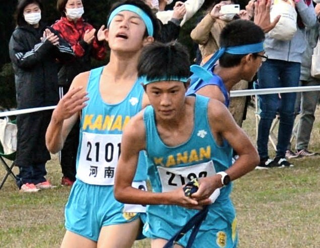 河南の１区・行武直弘（左）からたすきを受け、駆け出す２区の今岡悟志＝三瓶高原クロスカントリー