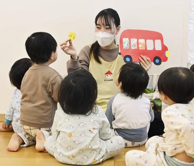 保育園で保育士の話を聞く園児＝仙台市内