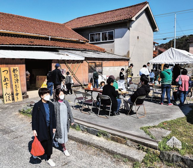 石州赤瓦の街並みの散策を楽しむ来場者＝江津市都野津町