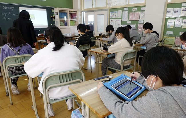 デジタル教科書の音声や動画を活用した授業での個別学習＝２０２３年２月、福島県郡山市の小学校