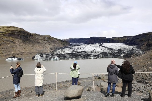 アイスランド・レイキャビク郊外で、氷河と湖を見る観光客ら∥6月(共同)