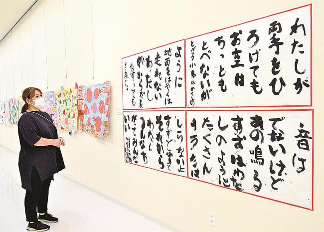 障害者の作品を鑑賞する来場者＝米子市中町、市美術館
