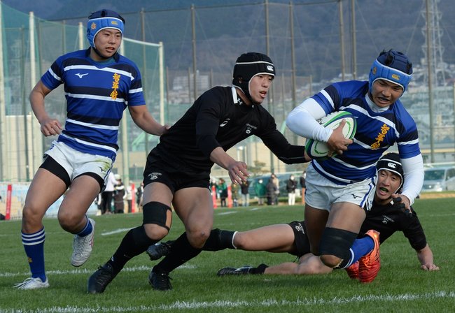 後半、石見智翠館のSH的場天飛がトライを決める=花園ラグビー場