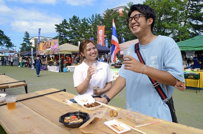 晴天の下、地ビールを楽しむ来場者＝米子市皆生温泉４丁目、皆生海浜公園