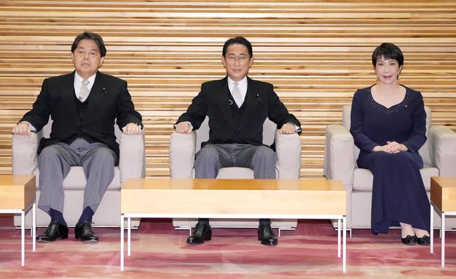 第２次岸田改造内閣で初閣議に臨む高市早苗経済安保相（右）＝２０２２年８月１０日、首相官邸