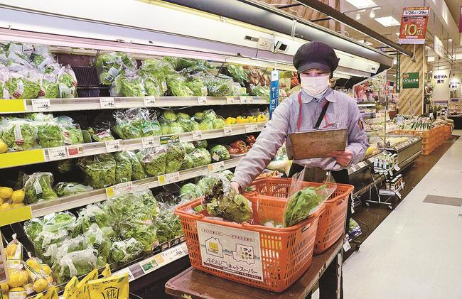 宅配注文があった生鮮品を集める従業員＝鳥取県日吉津村日吉津、イオン日吉津店