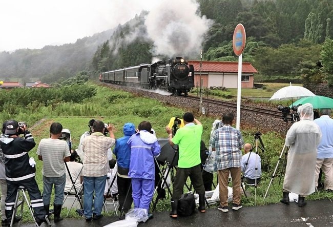 デゴイチの試運転列車を撮影する鉄道ファン＝島根県津和野町中座