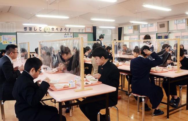 間隔を開け、会話をせずに給食を食べる頓原中学校の生徒たち＝２０２２年１２月、島根県飯南町佐見の同校