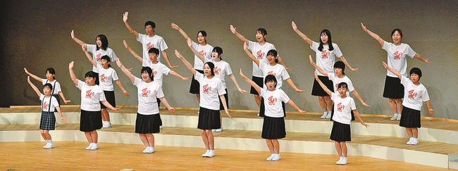 踊り付きの演奏で伸びやかな高音を響かせる山陰少年少女合唱団リトルフェニックス＝米子市角盤町２丁目、市公会堂