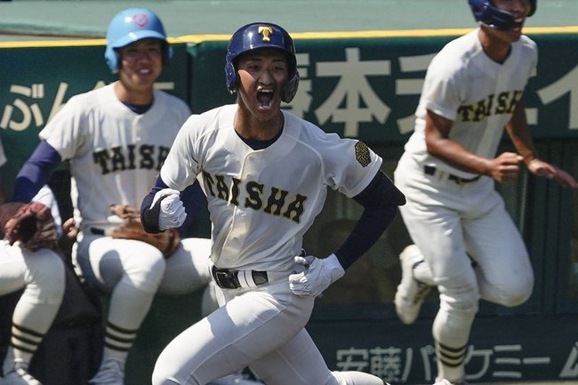大社―報徳学園　１回表、先制打を放ちガッツポーズする大社・下条＝甲子園