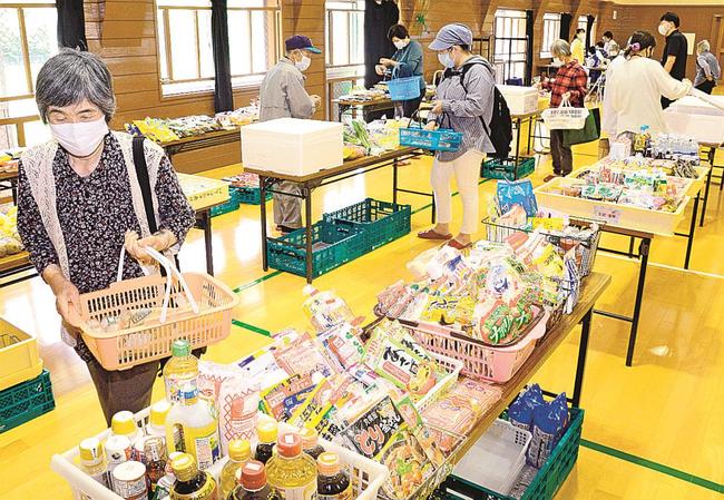 いのまるマーケットで買い物をする高齢者たち＝浜田市三隅町井野、井野まちづくりセンター