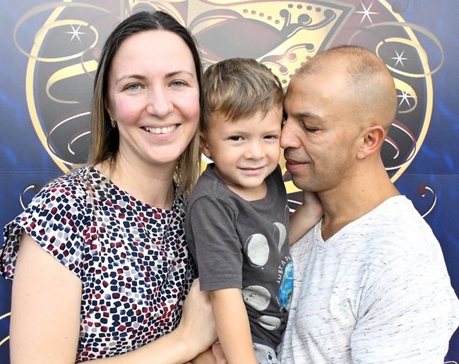 ウクライナから逃れ、妻のイリナさん（左）、長男のケイランちゃん（中央）と公演のために松江に来たチャトさん＝松江市学園南１丁目