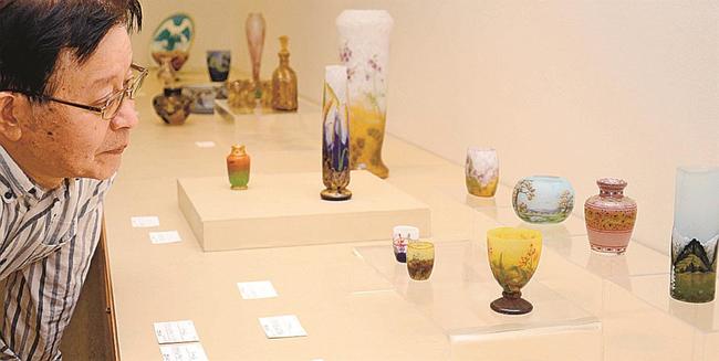 展示されたガラス工芸品を見る来場者＝松江市朝日町、一畑百貨店松江店