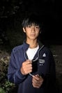 シロマダラを手にする桜井千尋さん