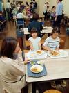 親子連れやボランティアスタッフの笑顔であふれた「子どもご縁食堂」＝４日、松江市殿町