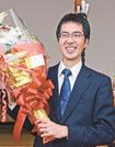 初当選を果たし、花束を手に喜ぶ高見康裕氏＝３１日午後８時２３分、出雲市今市町、ラピタウェディングパレス