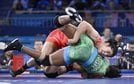 レスリング女子６８㌔級３位決定戦　ナイジェリア選手を攻める尾崎野乃香＝パリ（共同）