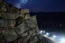 ライトアップされた三ノ丸の石垣＝安来市広瀬町富田、月山富田城跡