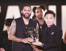 Ｂリーグの表彰式でレギュラーシーズンＭＶＰを受賞した宇都宮のＤ．Ｊ・ニュービル（左）＝３１日、東京都内