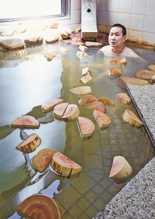 ひのき湯を楽しむ入浴客＝安来市広瀬町富田、憩いの家