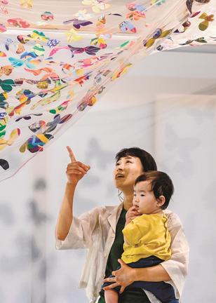 むろまいこさんの作品を鑑賞する来場者＝松江市母衣町、アルテオハラ