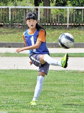 なでしこジャパン入りを目標に練習に励む松本結愛さん＝安来市吉岡町、安来運動公園陸上競技場