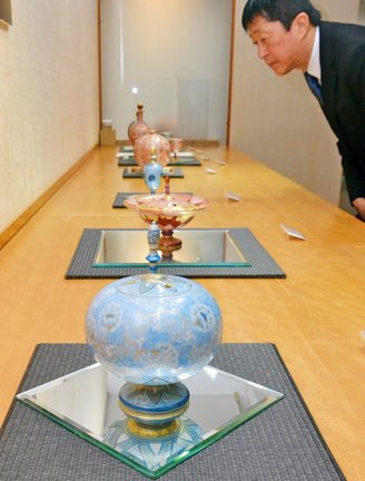 コバルトブルーの新作を含む、九谷焼の伝統技法で描かれた吉祥文様の作品＝米子市角盤町１丁目、ＪＵ米子高島屋