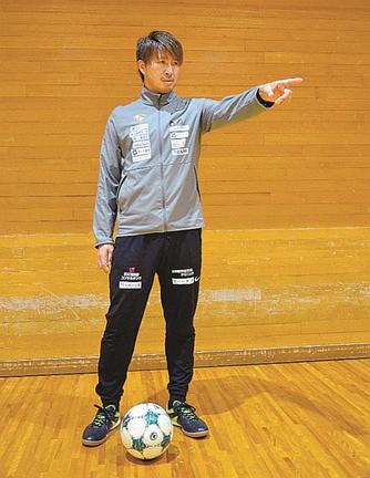 日本とスペインの試合を楽しみにする佐藤友馬コーチ＝松江市西津田９丁目、開星中学校・高校