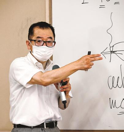 八雲がセツに教えた英語について解説する松浦雄二教授＝松江市浜乃木７丁目、島根県立大松江キャンパス