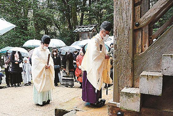 素鵞社で福杓子祭を執り行う神職と幸福を祈願する参列者=出雲市大社町杵築東、出雲大社