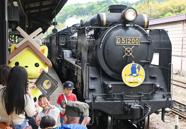 住民らが迎える中、ＪＲ津和野駅に到着したＳＬやまぐち号＝島根県津和野町後田、ＪＲ津和野駅