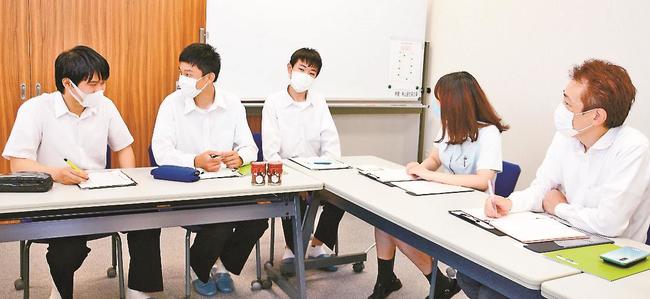 緊張しながら商談に臨む松江商業商業研究部の生徒（左から３人）＝松江市東出雲町錦浜、中浦食品