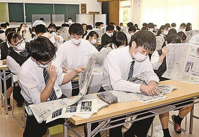 気になる本紙記事をスクラップする生徒＝江津市都野津町、江津高校