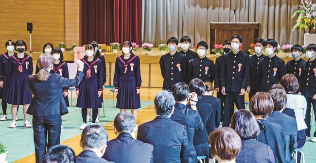 最後の卒業式で感謝の気持ちを込めて歌う卒業生=鳥取県日野町野田、日野中学校