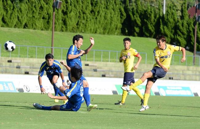 【第２０節・松江シティＦＣー東京武蔵野ユナイテッドＦＣ】後半、松江シティＦＣのＦＷ川中健太（右）がシュートを放つ＝島根県立サッカー場
