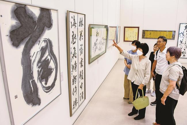 巧みな筆さばきの作品を鑑賞する来館者＝松江市袖師町、島根県立美術館