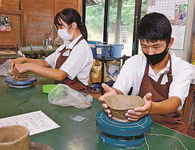 陶芸体験に夢中になる生徒＝松江市宍道町東来待、来待ストーン