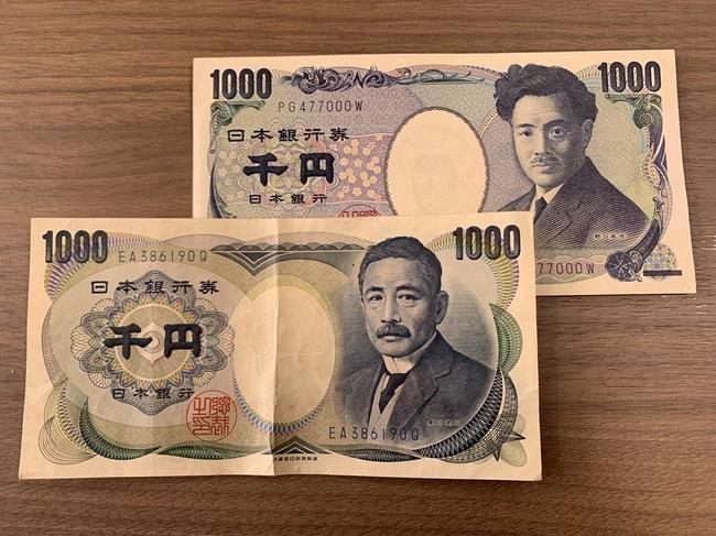 夏目漱石の肖像がデザインされた旧千円札（下）と現行の千円札