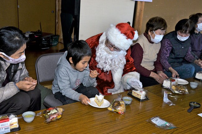 参加した子どもを激励する村松憲さん(左から3人目)=松江市島根町加賀、大津集会所