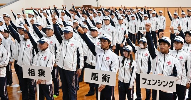 気勢を上げる選手、監督ら＝松江市内中原町、島根県立武道館