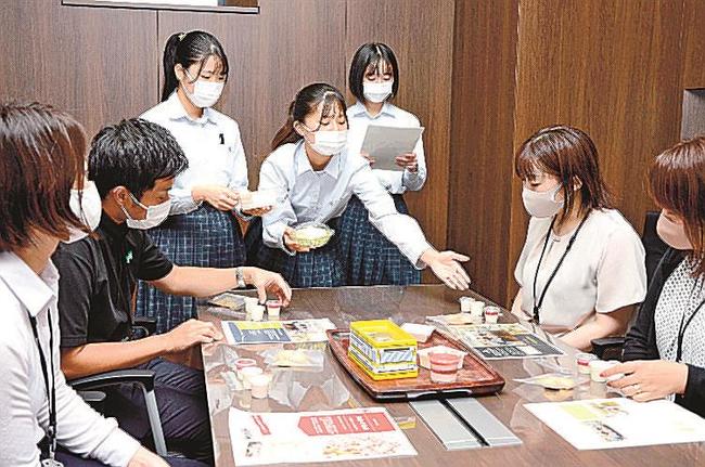 開発した商品について説明する情報科学高校の生徒（中央）＝松江市朝日町、島根銀行